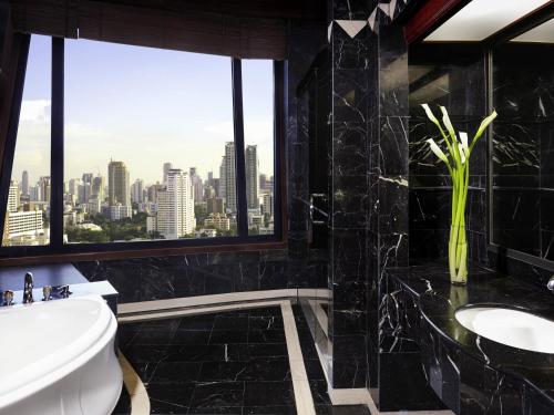 Grand Executive Suite with 1 King Bed, Executive Lounge Access - 20% off on Food & Beverages del hotel Grand Mercure Bangkok Atrium. Foto 8