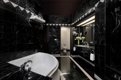Grand Executive Suite with 1 King Bed, Executive Lounge Access - 20% off on Food & Beverages del hotel Grand Mercure Bangkok Atrium. Foto 9