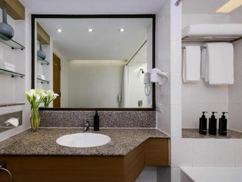 Corner Suite with 1 King Bed, Executive Lounge Access - 20% off on Food & Beverages del hotel Grand Mercure Bangkok Atrium. Foto 4