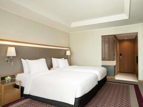 Deluxe Room with 2 Twin Beds - 20% off on Food & Beverages del hotel Grand Mercure Bangkok Atrium. Foto 4