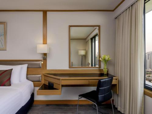 Superior Room with 2 Twin Beds - 20% off on Food & Beverages del hotel Grand Mercure Bangkok Atrium. Foto 1