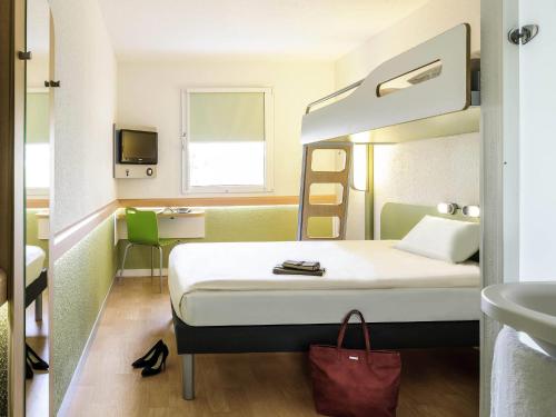 Habitación estándar con una cama doble y una litera del hotel Ibis Budget Hamburg City Ost. Foto 10