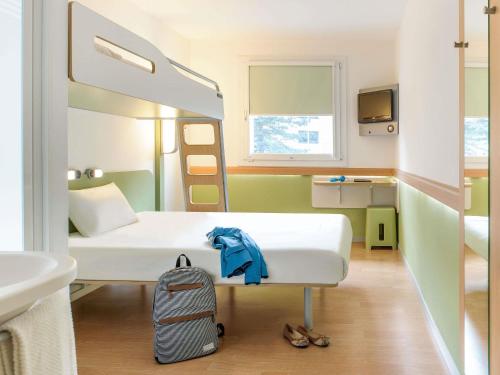 Habitación estándar accesible con cama doble del hotel Ibis Budget Osnabrück City. Foto 2