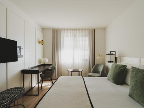 Habitación urbana con cama supletoria del hotel Molina Lario. Foto 1