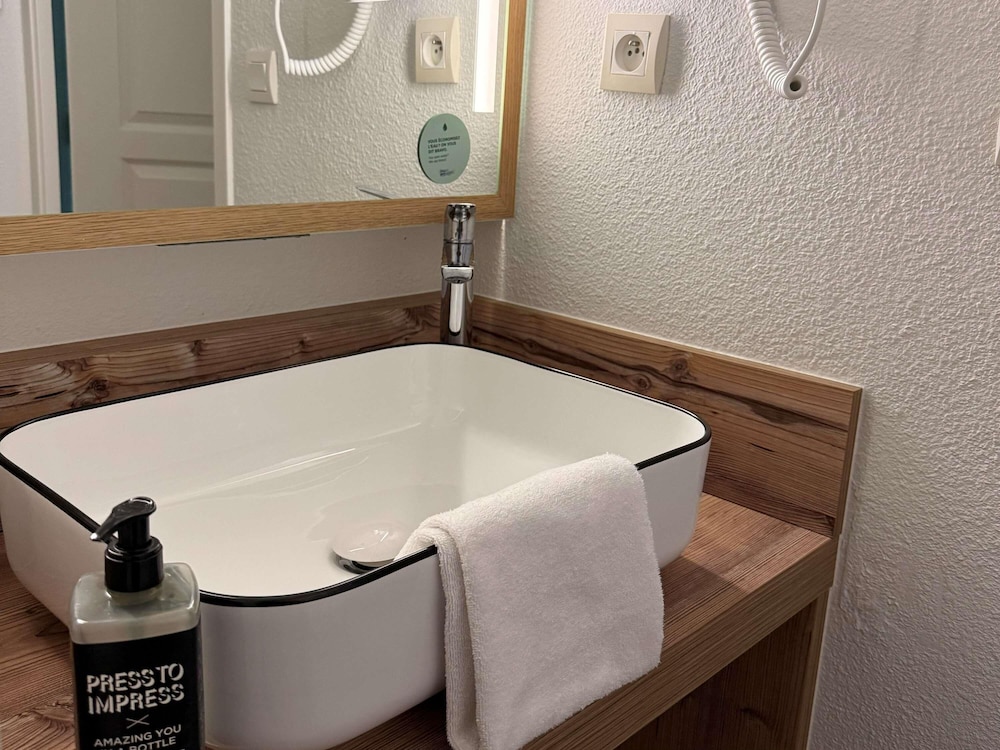 Habitacion Standard con 1 cama doble del hotel Ibis Styles Marennes D'oléron. Foto 10