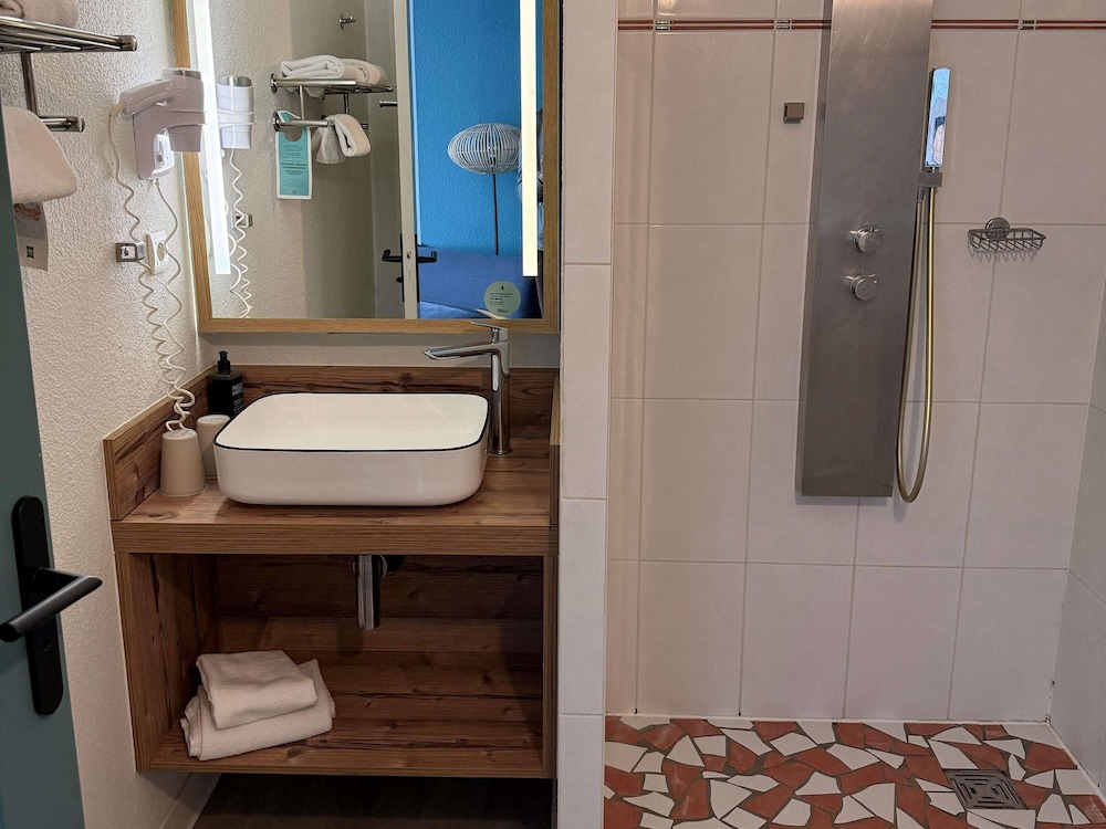 Habitacion Standard con 1 cama doble del hotel Ibis Styles Marennes D'oléron. Foto 11
