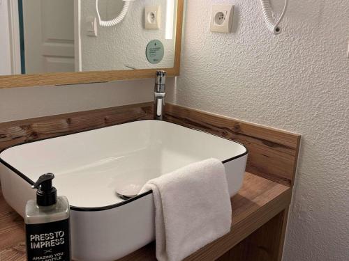 Habitación Standard con una cama doble y un sofá del hotel Ibis Styles Marennes D'oléron. Foto 5