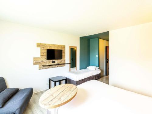 Habitación Standard con una cama doble y un sofá del hotel Ibis Styles Marennes D'oléron. Foto 8