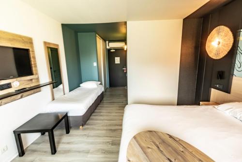 Habitación Standard con una cama doble y un sofá del hotel Ibis Styles Marennes D'oléron. Foto 10