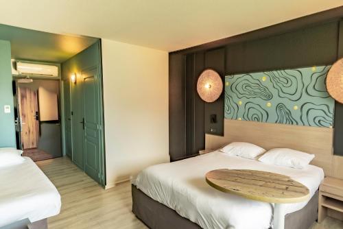 Habitación Standard con una cama doble y un sofá del hotel Ibis Styles Marennes D'oléron. Foto 11