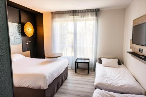 Habitación Standard con una cama doble y un sofá del hotel Ibis Styles Marennes D'oléron. Foto 12