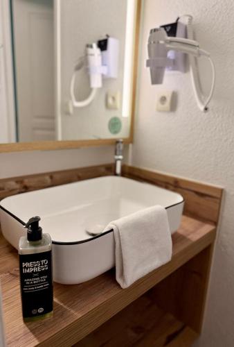 Habitación Standard con una cama doble y un sofá del hotel Ibis Styles Marennes D'oléron. Foto 14