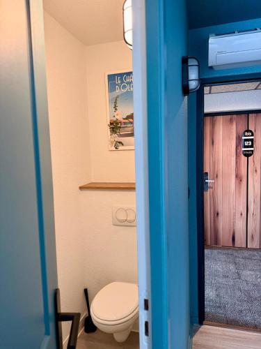 Habitación Standard con una cama doble y un sofá del hotel Ibis Styles Marennes D'oléron. Foto 16