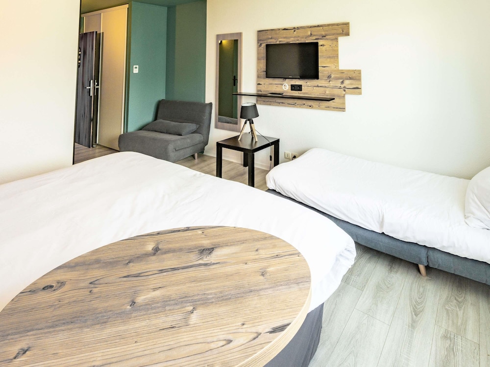 Habitación Standard con 1 cama doble y 2 sofás del hotel Ibis Styles Marennes D'oléron. Foto 4