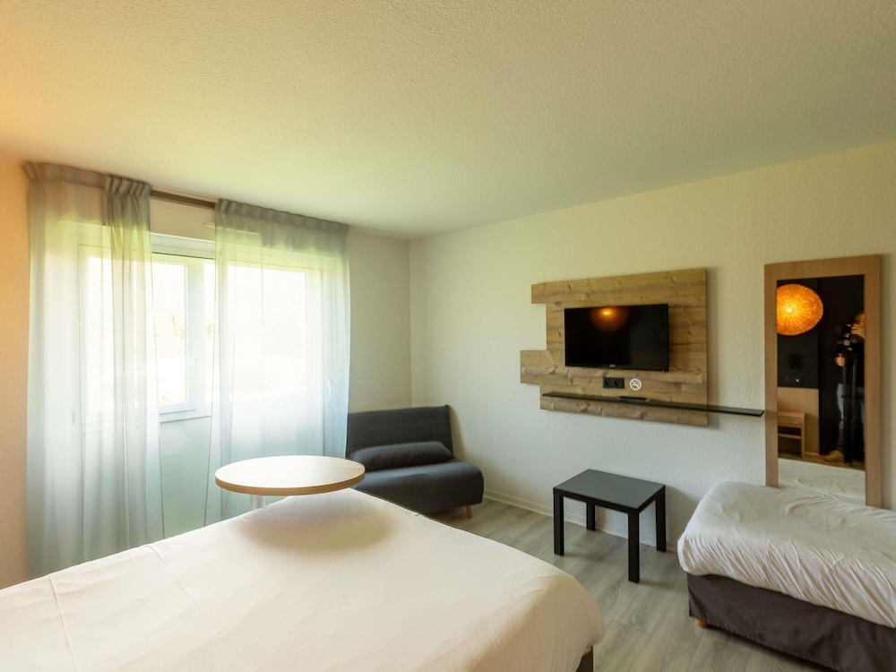 Habitación Standard con 1 cama doble y 2 sofás del hotel Ibis Styles Marennes D'oléron. Foto 5