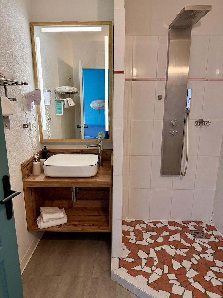Habitación Standard con dos camas individuales del hotel Ibis Styles Marennes D'oléron. Foto 14