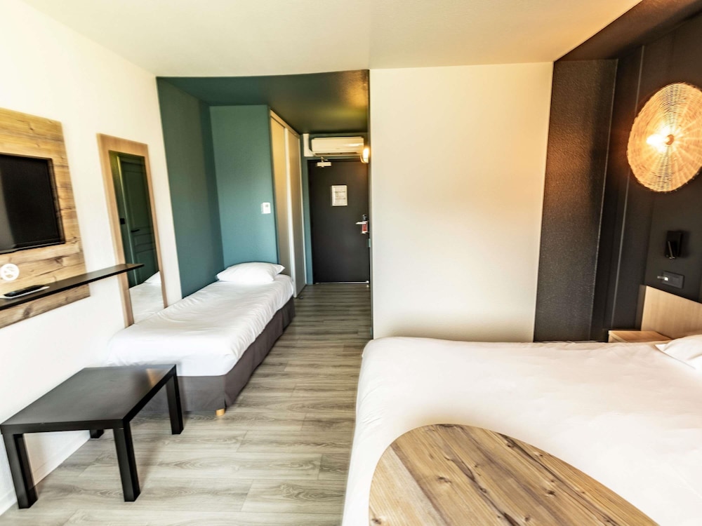 Habitación Standard familiar con una cama doble y sofá cama doble del hotel Ibis Styles Marennes D'oléron