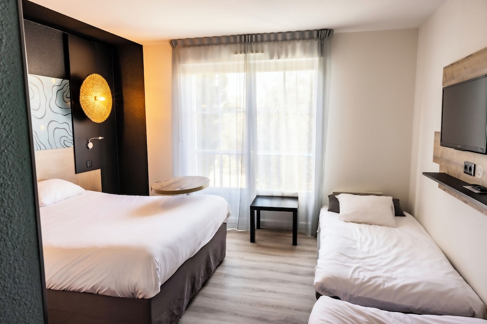Habitación Standard familiar con una cama doble y sofá cama doble del hotel Ibis Styles Marennes D'oléron. Foto 1