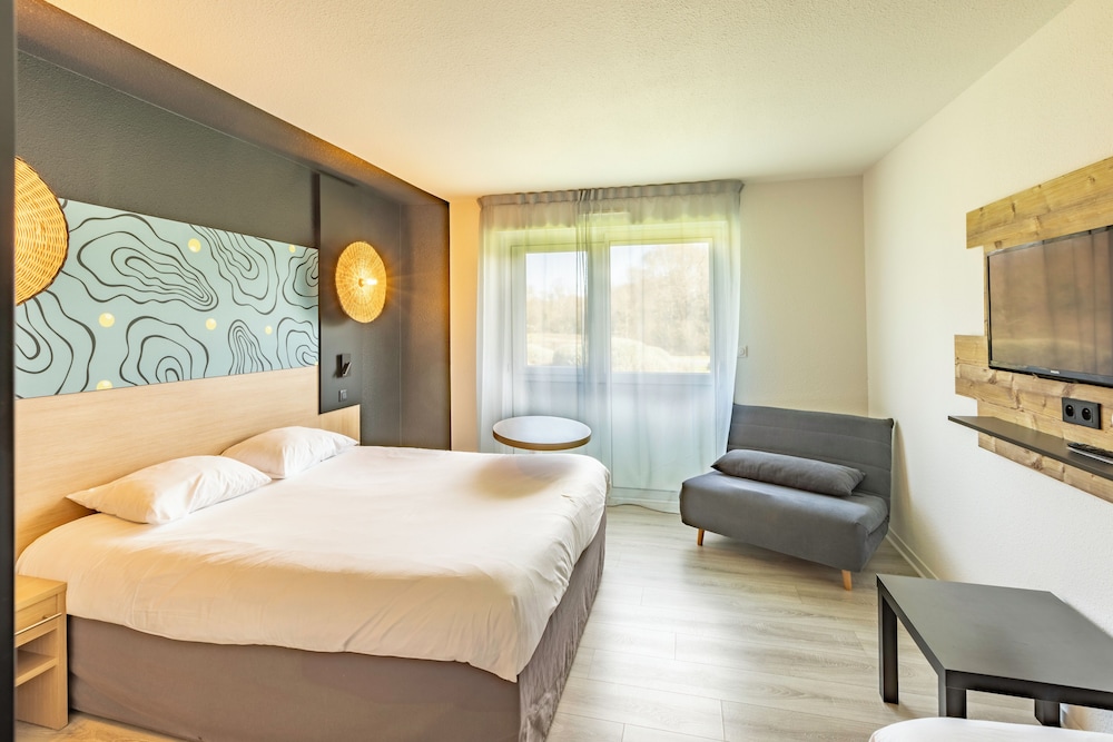 Habitación Standard familiar con una cama doble y sofá cama doble del hotel Ibis Styles Marennes D'oléron. Foto 2