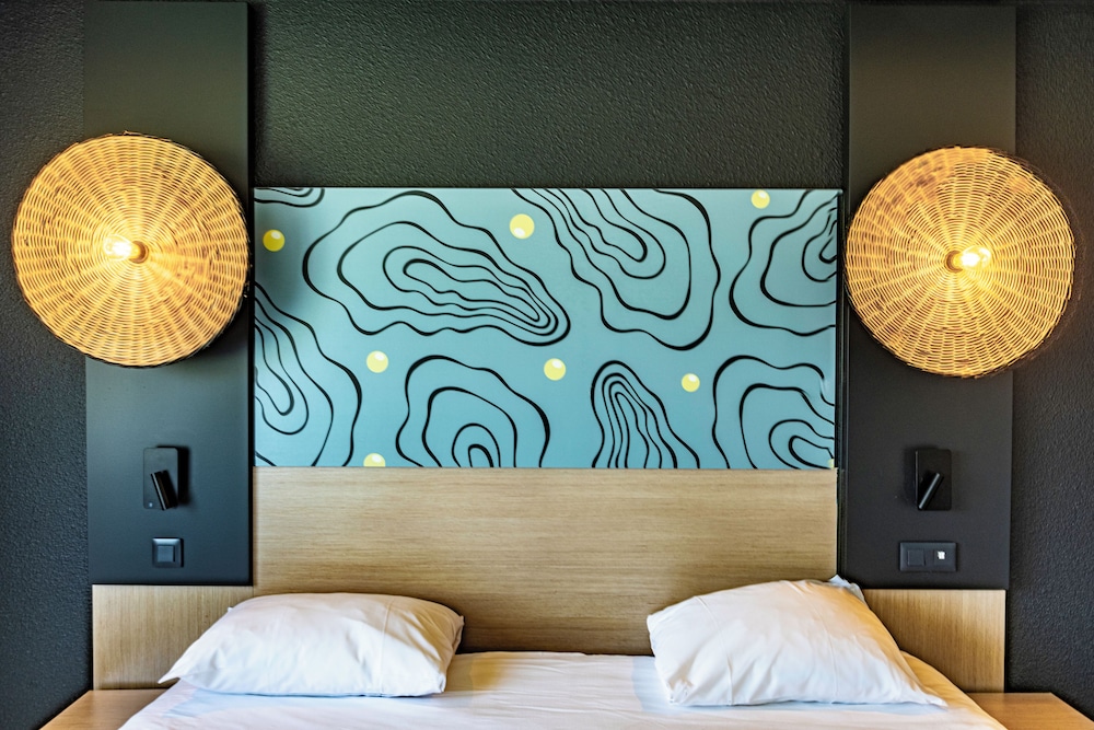 Habitación Standard familiar con una cama doble y sofá cama doble del hotel Ibis Styles Marennes D'oléron. Foto 3