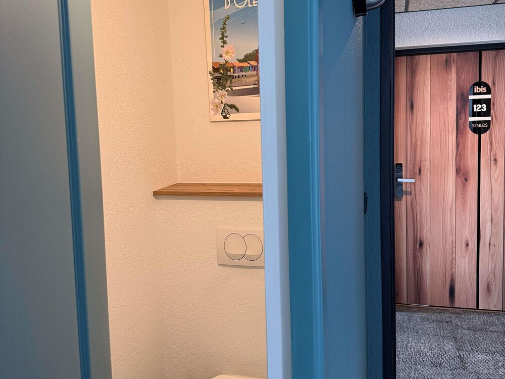 Habitación Standard familiar con una cama doble y sofá cama doble del hotel Ibis Styles Marennes D'oléron. Foto 6