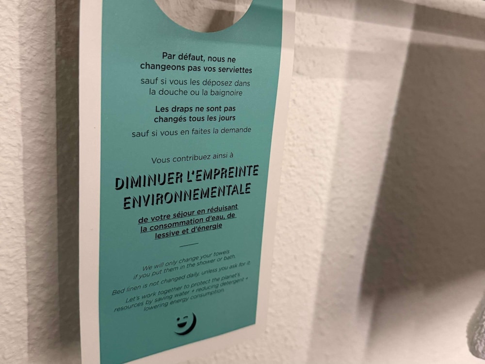 Habitación Standard familiar con una cama doble y sofá cama doble del hotel Ibis Styles Marennes D'oléron. Foto 7