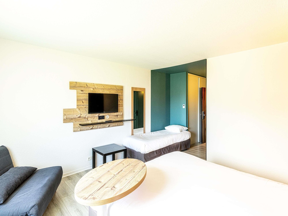 Habitación Standard familiar con una cama doble y sofá cama doble del hotel Ibis Styles Marennes D'oléron. Foto 8
