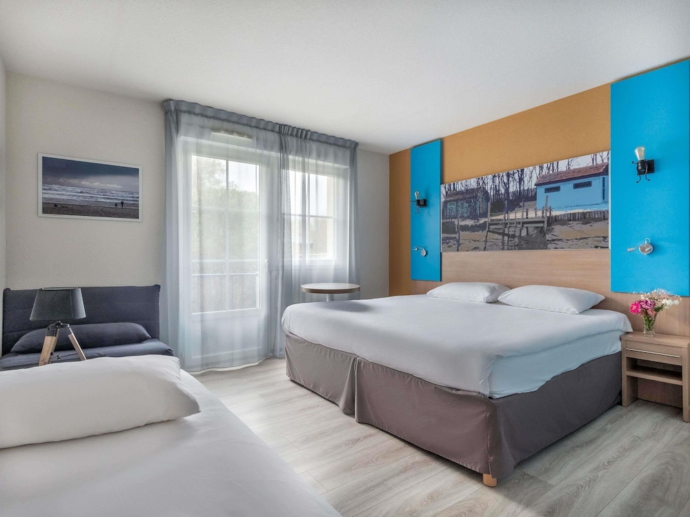 Habitación Standard familiar con una cama doble y sofá cama doble del hotel Ibis Styles Marennes D'oléron. Foto 9