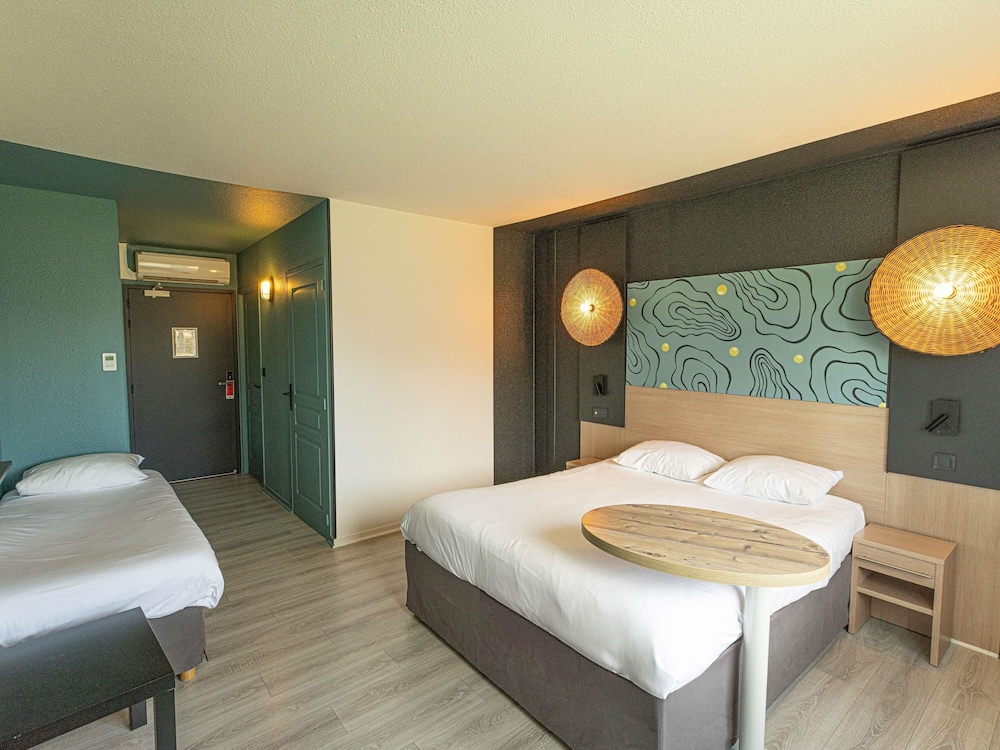 Habitación Standard familiar con una cama doble y sofá cama doble del hotel Ibis Styles Marennes D'oléron. Foto 10