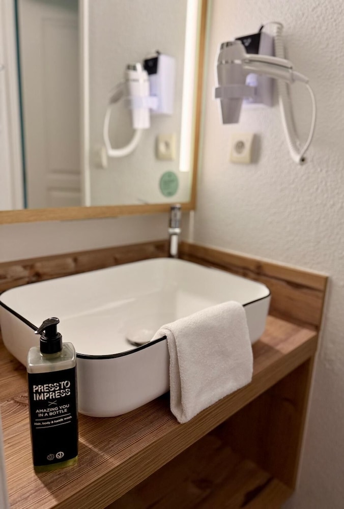Habitación Standard familiar con una cama doble y sofá cama doble del hotel Ibis Styles Marennes D'oléron. Foto 13