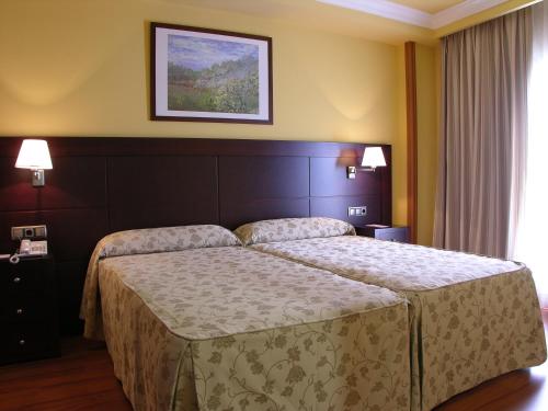 Habitación Doble con cama supletoria del hotel II Castillas Ávila. Foto 1