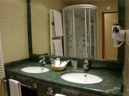 Habitación Doble con cama supletoria del hotel II Castillas Ávila. Foto 2