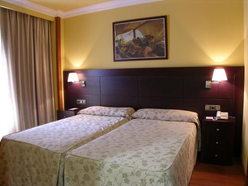 Habitación Doble con cama supletoria del hotel II Castillas Ávila. Foto 3