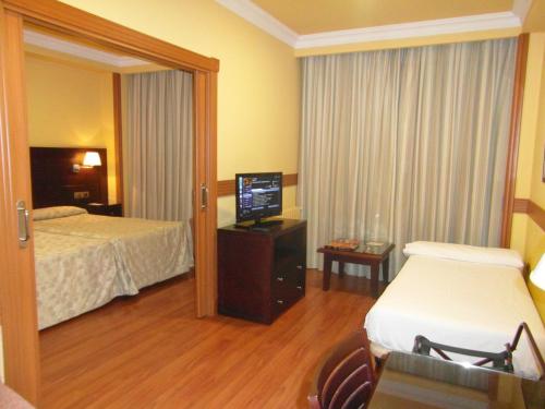 Habitación Doble con cama supletoria del hotel II Castillas Ávila. Foto 4
