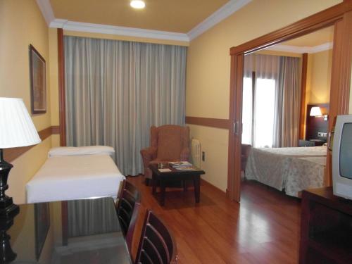 Habitación Doble con cama supletoria del hotel II Castillas Ávila. Foto 7
