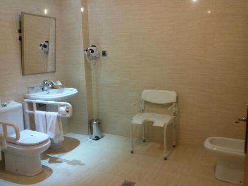 Habitación Doble adaptada para personas con discapacidad - 2 camas del hotel II Castillas Ávila. Foto 2
