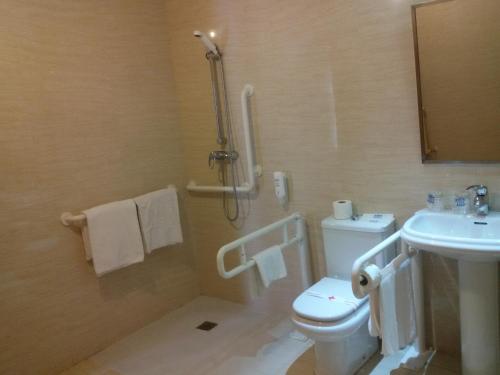 Habitación Doble adaptada para personas con discapacidad - 2 camas del hotel II Castillas Ávila. Foto 3