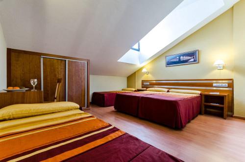 Habitación cuádruple del hotel Ele Mirador de Santa Ana. Foto 1