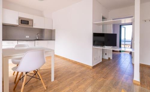 Apartamento Superior de 1 dormitorio, con terraza del hotel Los Rosales. Foto 1