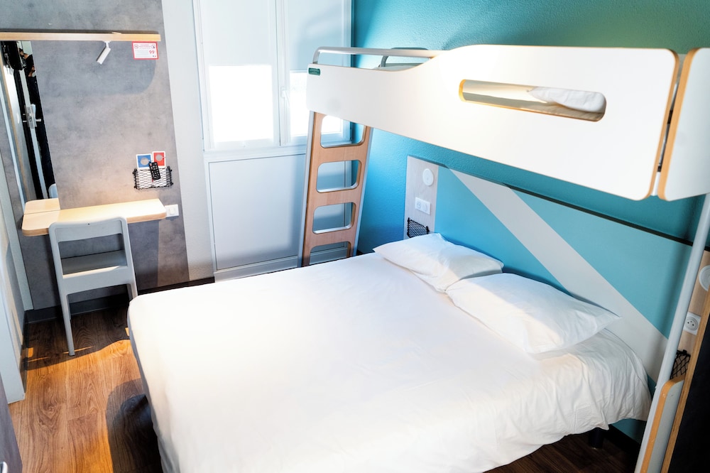 Habitación triple, varias camas, accesible para personas con discapacidad del hotel Ibis Budget Aix En Provence. Foto 2