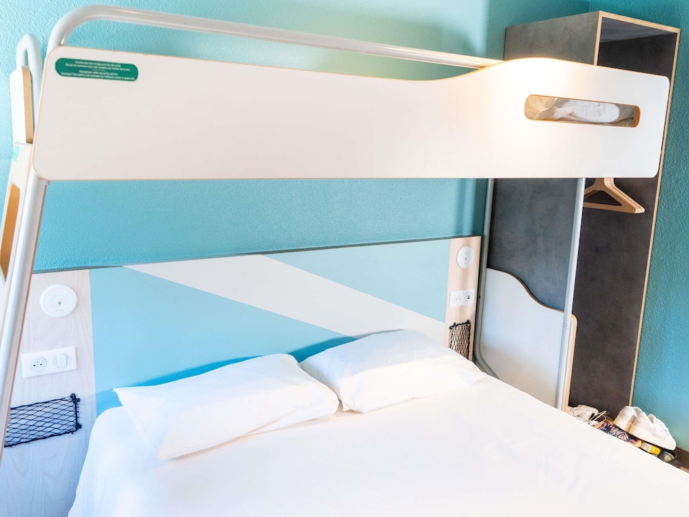 Habitación triple, 1 cama doble del hotel Ibis Budget Aix En Provence. Foto 1