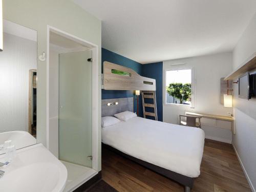Habitación triple con cama grande y litera del hotel Ibis Budget Saint Gaudens