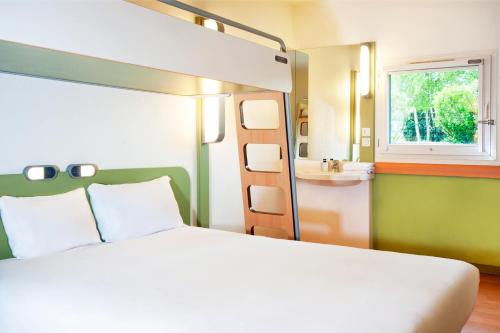 Habitación Triple con cama doble y litera del hotel Ibis Budget Flers Les Grands Champs
