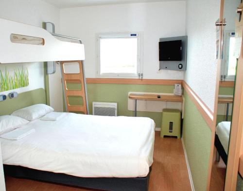 Habitación Triple con cama doble y litera del hotel Ibis Budget Flers Les Grands Champs. Foto 1