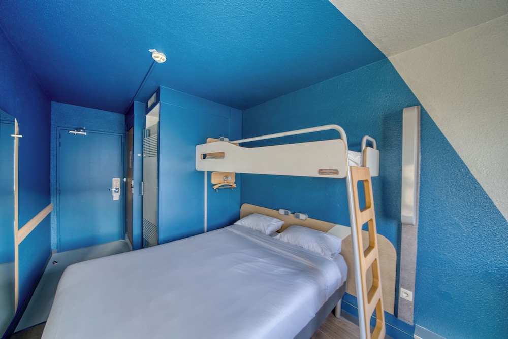 Habitación triple, 1 cama doble del hotel Ibis Budget Gennevilliers Asnières. Foto 5