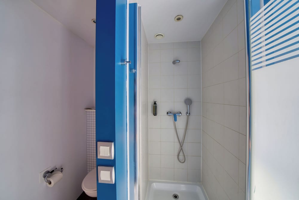 Habitación triple, 1 cama doble del hotel Ibis Budget Gennevilliers Asnières. Foto 12