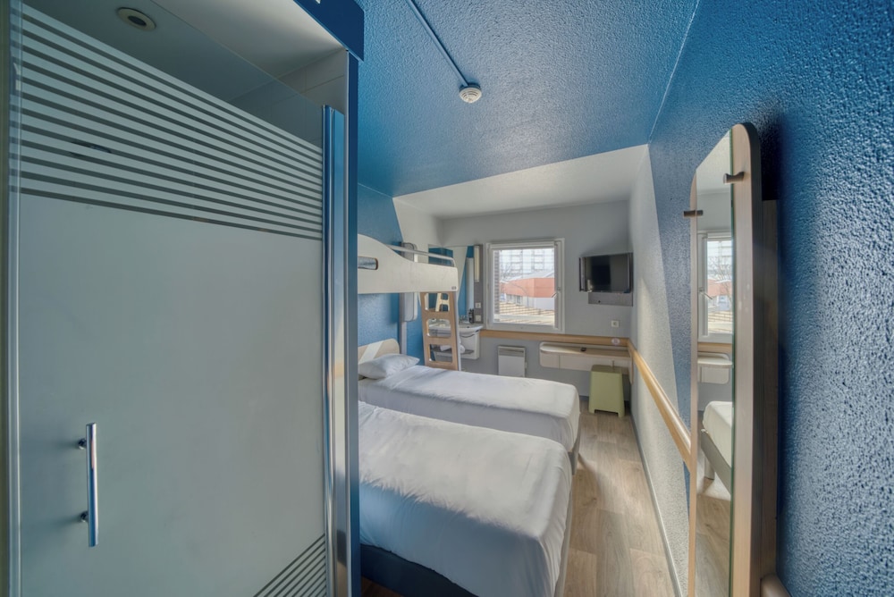 Habitación estándar, varias camas del hotel Ibis Budget Gennevilliers Asnières. Foto 2