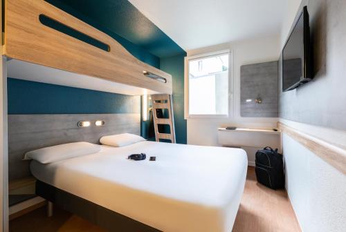TRIPLE - Habitación con una cama grande y una litera del hotel Ibis Budget Reims Thillois. Foto 3