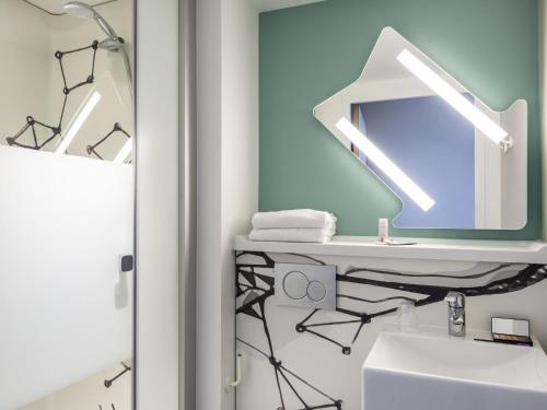 TWIN - Habitación con dos camas individuales para hasta 2 personas del hotel Ibis Budget Reims Thillois. Foto 1
