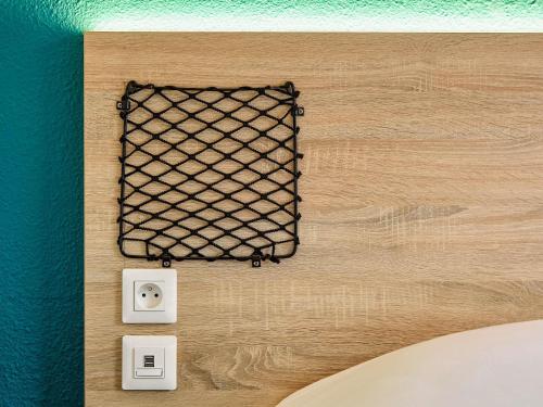 Habitación Cabrio con baño privado del hotel Hotelf1 Paris Saint Ouen Marché Aux Puces. Foto 4